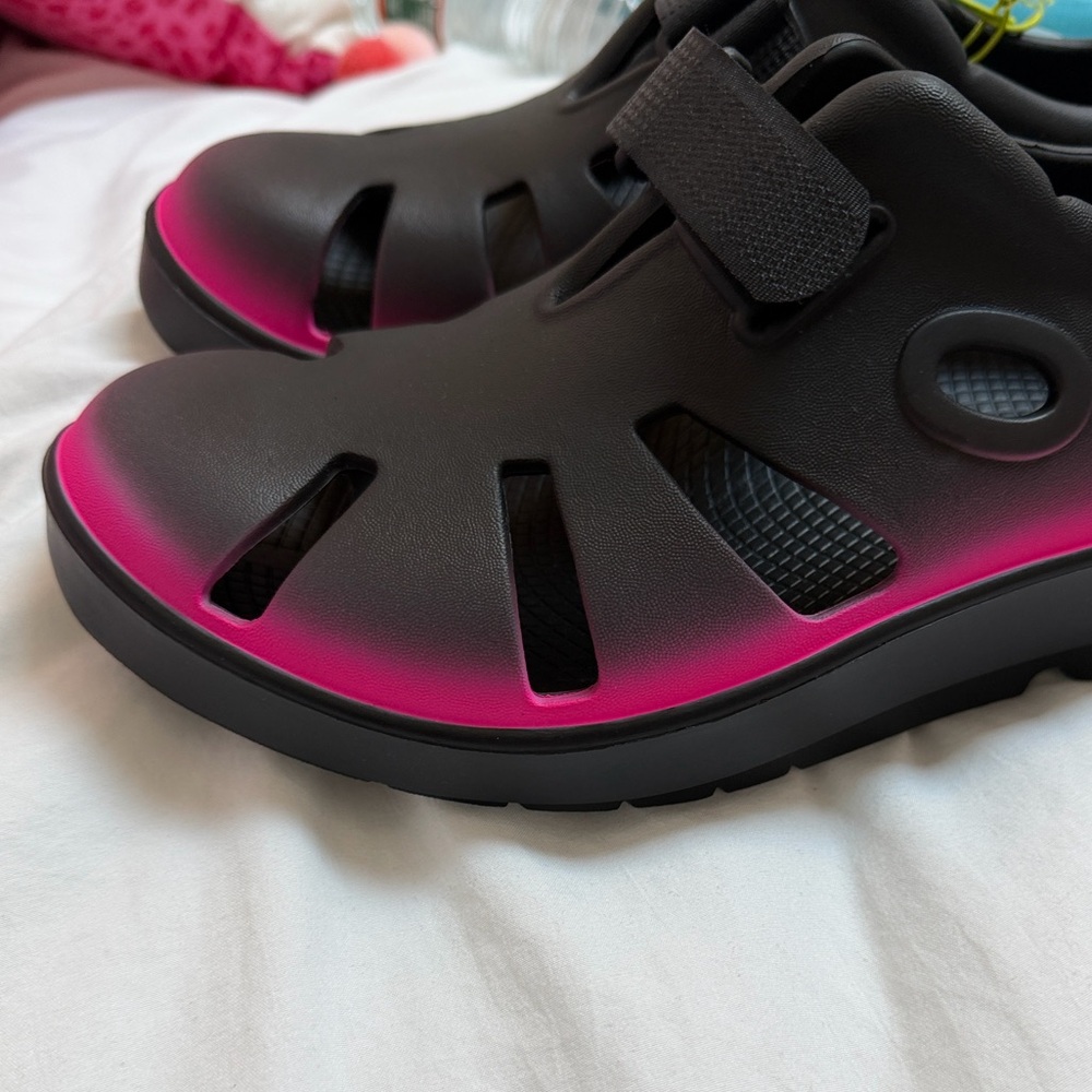 Black and Pink Gradient Closed-Toe Sandals - Picture 2 of 4